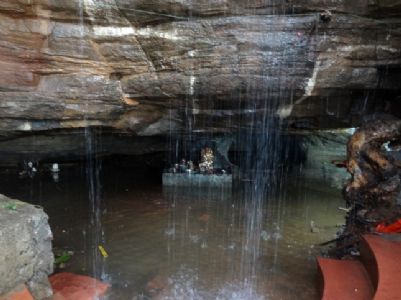 श्रावण मास में भोजपाल के गुफा मंदिर में लगता है पर भव्य मेला