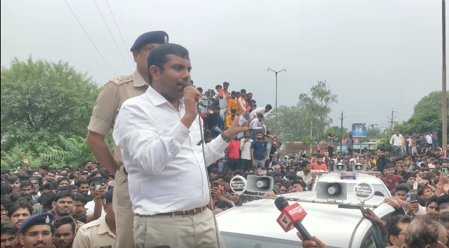 Bhopal collector explaining to angry people