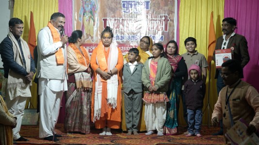 संयुक्त परिवारों को जोड़ने की पहल: कुटुंब प्रभात फेरी ने 25 परिवारों को किया सम्मानित