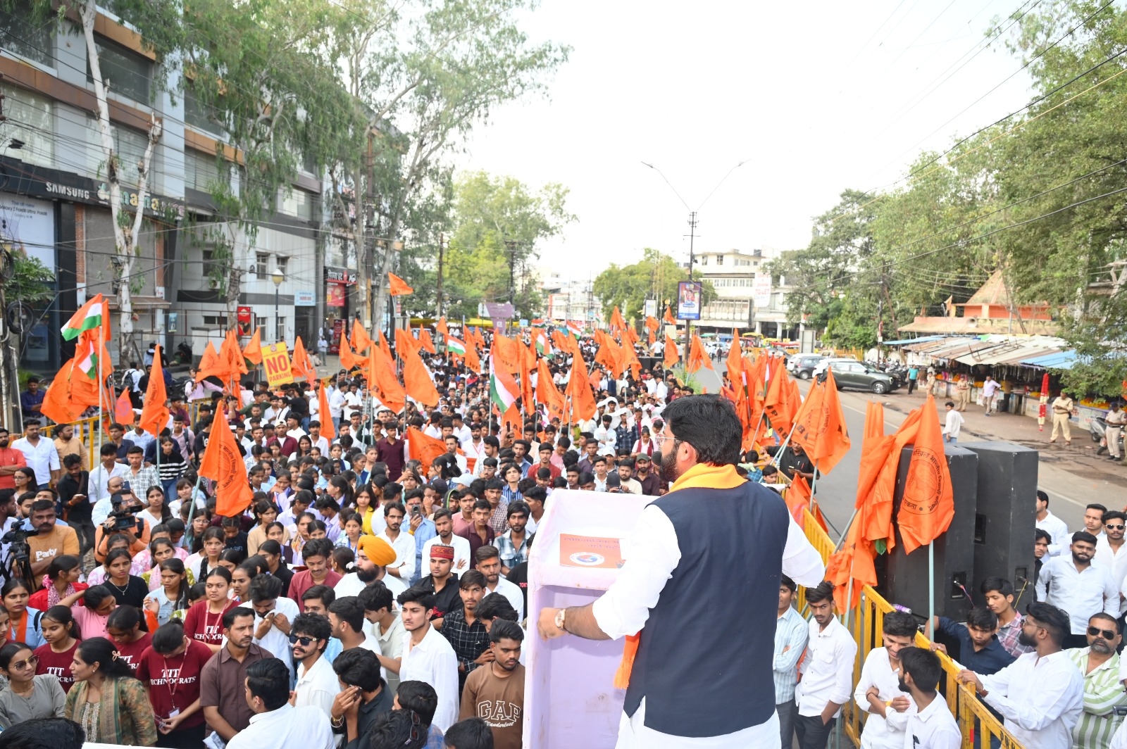 अभाविप के ‘अराजकता रोको, लोकतंत्र अपनाओ’ आह्वान पर भोपाल में विद्यार्थी हुंकार प्रदर्शन, हजारों विद्यार्थियों ने लोकतंत्र की रक्षा का किया उद्घोष