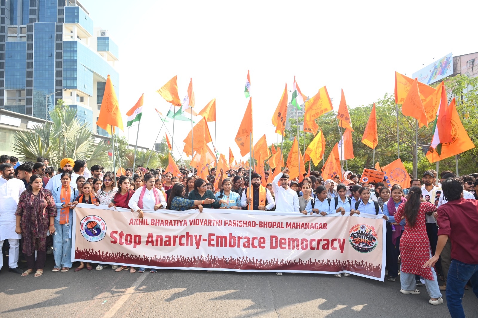 अभाविप के ‘अराजकता रोको, लोकतंत्र अपनाओ’ आह्वान पर भोपाल में विद्यार्थी हुंकार प्रदर्शन, हजारों विद्यार्थियों ने लोकतंत्र की रक्षा का किया उद्घोष