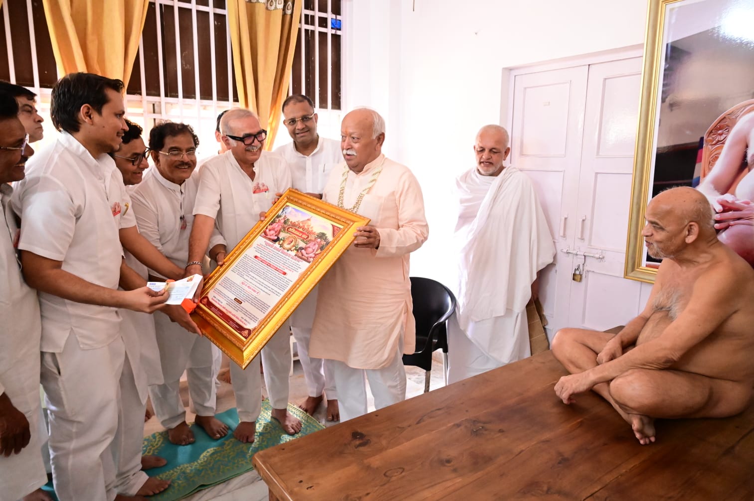 भोपाल में आचार्य श्री समयसागर जी महाराज के दर्शन करने पहुंचे डॉ. मोहन भागवत
