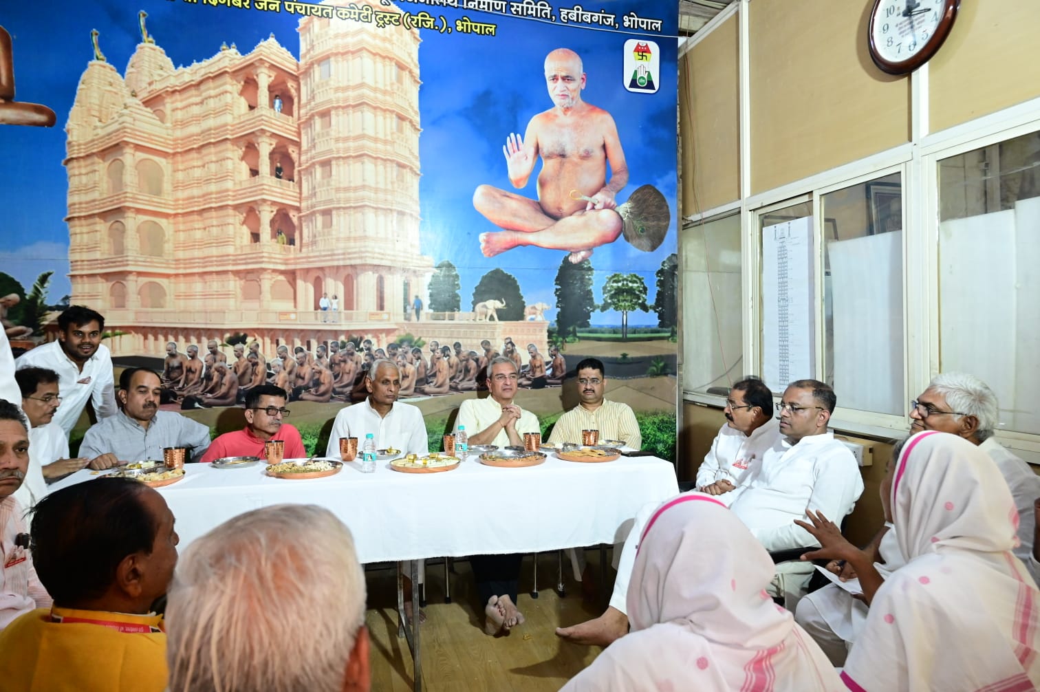 भोपाल में आचार्य श्री समयसागर जी महाराज के दर्शन करने पहुंचे डॉ. मोहन भागवत