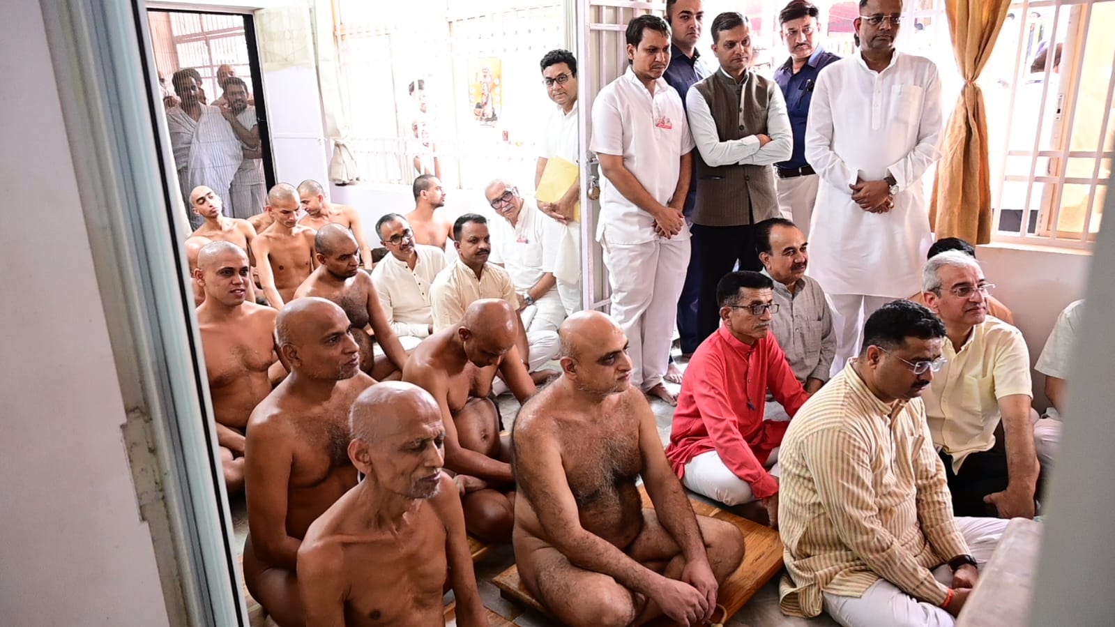 भोपाल में आचार्य श्री समयसागर जी महाराज के दर्शन करने पहुंचे डॉ. मोहन भागवत