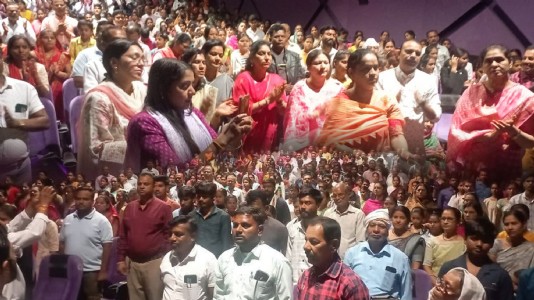 संघ की 100 वर्ष की यात्रा को बड़े पर्दे पर देख भावविभोर हुए दर्शक