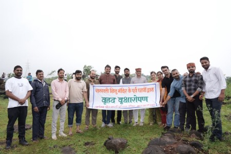 कलियासोत पहाड़ी पर पूर्व छात्रों ने रोपे 1100 पौधे